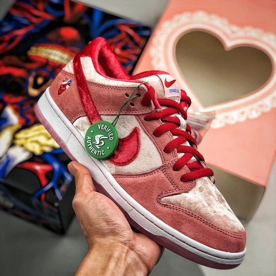 Strangelove × Nike SB Dunk Low Valentine’s Day CT2552-800 ストレンジラブ × ナイキ SB ダンク ロー バレンタインデー