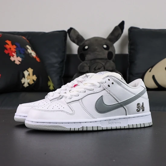 Supreme × Nike SB Dunk Low White/Metallic Silver 25FW Week2 HQ8487-100 シュプリーム × ナイキ SB ダンク ロー ホワイト/メタリックシルバー 25FW Week2