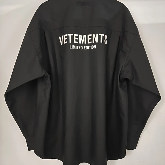 Vetements Logo Button-Up Shirt Jacket ヴェトモン ロゴ ボタン アップ シャツ ジャケット