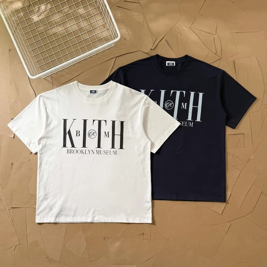 KITH x Brooklyn Museum Serif Tee キス x ブルックリンミュージアム セリフ Tシャツ